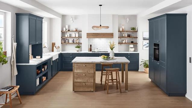 Moderne Küche in warmen Holztönen